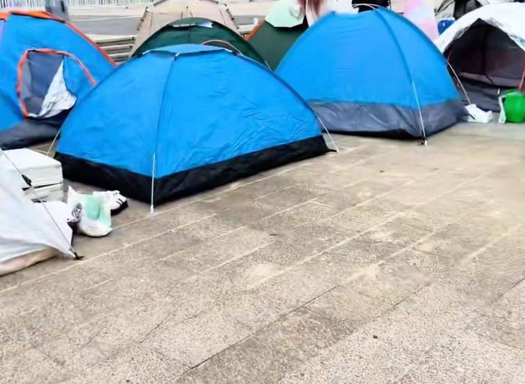 满”帐篷年轻人:宁睡车里也不当“冤大头”!AG真人平台酒店老板傻眼了!国庆停车场“长(图2) 满”帐篷年轻人:宁睡车里也不当“冤大头”!AG真人平台酒店老板傻眼了!国庆停车场“长(图2)