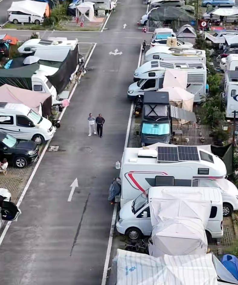 满”帐篷年轻人:宁睡车里也不当“冤大头”!AG真人平台酒店老板傻眼了!国庆停车场“长(图3) 满”帐篷年轻人:宁睡车里也不当“冤大头”!AG真人平台酒店老板傻眼了!国庆停车场“长(图3)