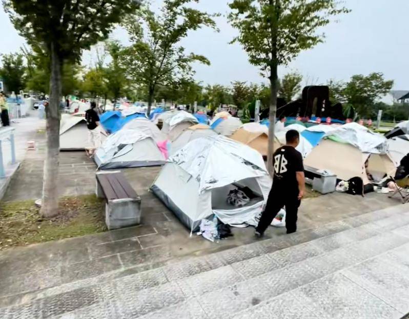 满”帐篷年轻人:宁睡车里也不当“冤大头”!AG真人平台酒店老板傻眼了!国庆停车场“长(图4) 满”帐篷年轻人:宁睡车里也不当“冤大头”!AG真人平台酒店老板傻眼了!国庆停车场“长(图4)